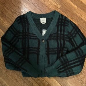 New with tags, adorable slightly cropped sweater. Great material not scratchy